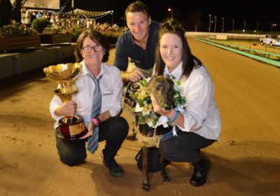 Dyna Patty with trainer Andrea Dailly, handler Korrie Heinrich (Andrea’s daughter) and AFL games record holder, Brent ‘Boomer’ Harvey.